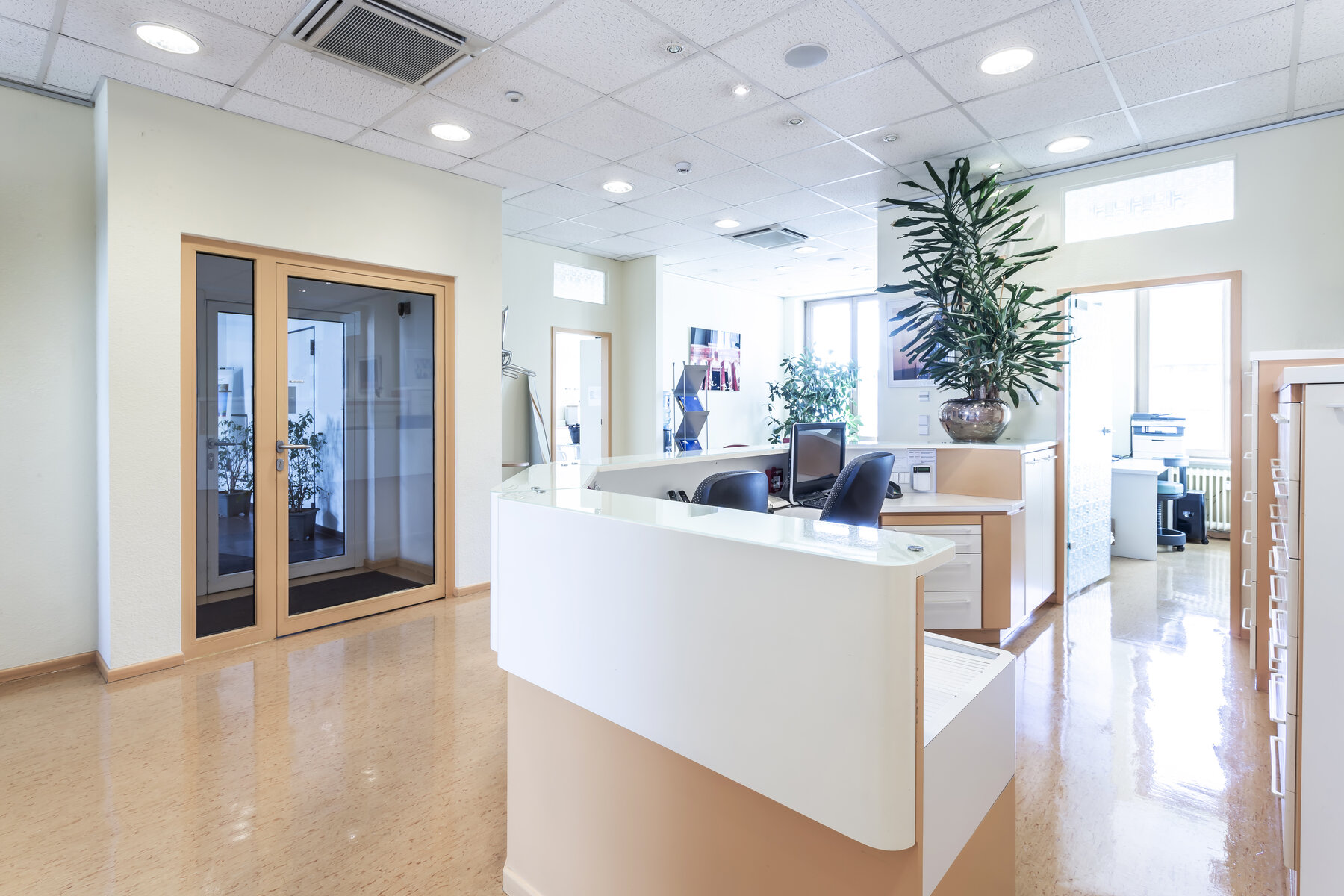 Klimatisierter Empfangsbereich in einem modernen Bürogebäude