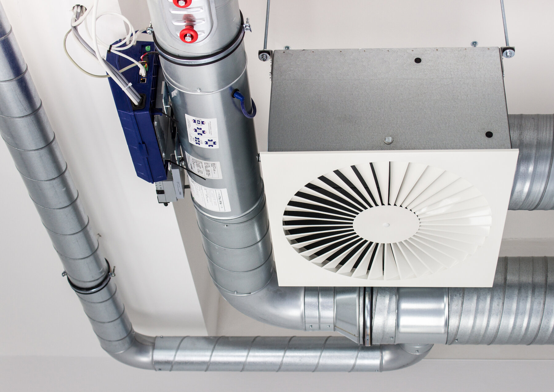 Deckenventilator mit Lüftungsrohren in einer gewerblichen Klimaanlage