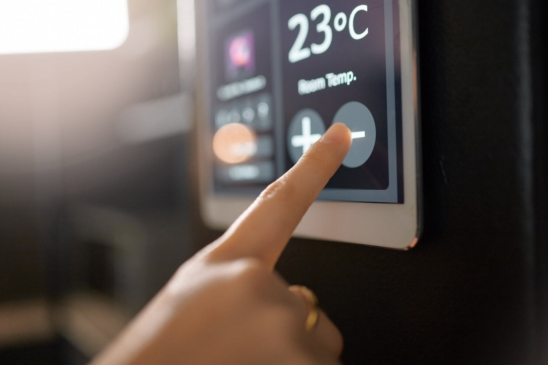 Smart Thermostat zur Raumtemperatur-Steuerung Hand bedient ein Smart Thermostat mit Temperaturanzeige 23 °C